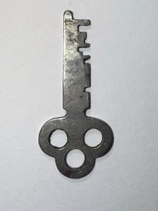 Alter Miller Lock Co Philadelphia Dreiloch Schlüssel mit Messing Schlüsselanhänger F2L2827 - Bild 1 von 3