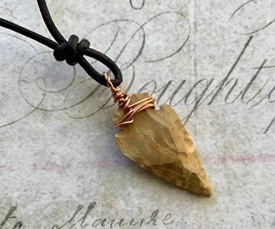 Collar Tótem Punta de Flecha Cuero Pedernal Piedra Real Colgante Primitivo Foto 1 de 3