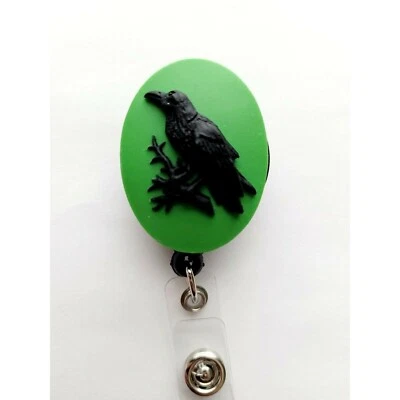 Carrete insignia Rockabilly gótico cuervo cuervo verde retráctil tarjeta de identificación llave camafeo Foto 1 de 4