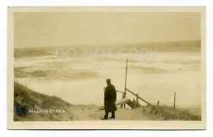 Provincetown, Truro, hombre viendo la tormenta de abril, surf, postal de 1914 RPPC - Imagen 1 de 3