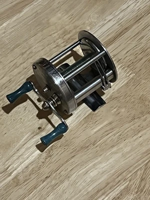 Carrete vintage Abbey & Imbrie junto al lago Foto 1 de 4