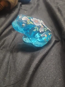 VINTAGE FENTON FROG BLUE GLASS HAND PAINTED FLOWERS Artist Signed D. Caplinger - Bild 1 von 4
