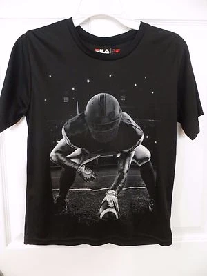 НОВЫЙ FILA SPORT МАЛЬЧИКОВ ВЛАГИ ВПИТЫВАЮЩИЙ КОРОТКИЙ РУКАВ ФУТБОЛЬНАЯ РУБАШКА РАЗМЕРЫ M, XL - Изображение 1 из 3