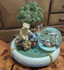 Disney Store Exclusive Musical Winnie The Pooh Cassic S.S. Pooh Snow Globe New - Picture 1 of 8