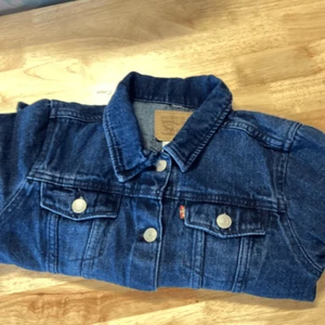 EUC Girls Levi’s Denim Trucker Jacket - Picture 1 of 4