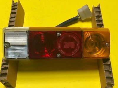 Conjunto de luz trasera derecha para camioneta Datsun 720 genuino nuevo en stock Foto 1 de 4