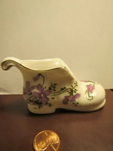 Sammlerstücke Vintage kleine elegante Porzellan Stiefel Schuh lila Blumen Goldrand  - Bild 1 von 6
