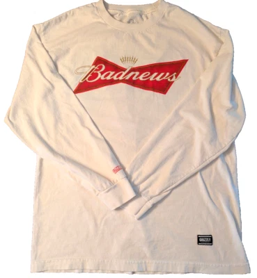 CAMISETA MASCULINA: Marca Grizzly MÁS NOTÍCIAS Cervejaria Paródia Logotipo Manga de Log Branca - Imagem 1 de 4