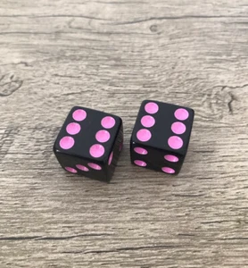 2X Schwarz Pink Würfel Ventilschaftkappen Kappe Abdeckung Auto LKW Fahrrad Motorrad Fahrrad - Bild 1 von 2