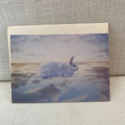 Tarjeta de felicitación en blanco doblada con conejito blanco con gráfico de luna de papel Foto 1 de 4