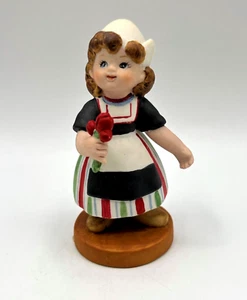 Figura de porcelana vintage de niña holandesa holandesa sosteniendo tulipanes rojos. 3,5" de alto - Imagen 1 de 5