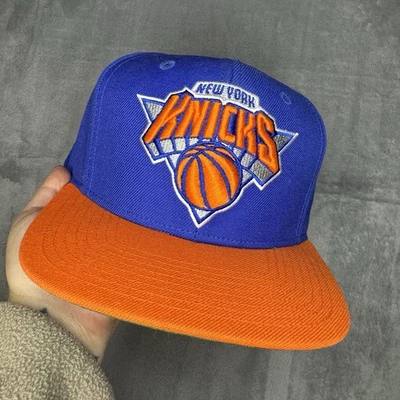 Boné chapéu New York Knicks NBA Royal/Orange Snapback Mitchell & Ness - Imagem 1 de 4