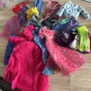 Lotto vestiti Barbie 30 pezzi alcuni nuovi, alcuni vintage, vedi descrizione e foto - Foto 1 di 12
