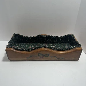 Cesta de costura de madera vintage o usar como cama de muñecas flores femeninas corazones tela - Imagen 1 de 8