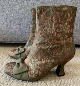 BACI Victorian/Brocade/Tapestry Green Gold Ankle Bootie Sz 7.5 Bow Shoes - Picture 1 of 14
