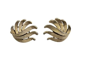 Vintage. Krone Trifari gebürstet goldfarben gefächerte Blätter Clip On Ohrringe - Bild 1 von 7