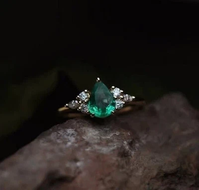 Anillo de aniversario para mujer de esmeralda natural corte pera de 3,00 quilates enchapado en oro amarillo de 14 quilates Foto 1 de 4