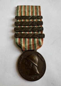 MEDAGLIA COMMEMORATIVA DELLA GUERRA ITALO-AUSTRIACA 1915-1918 CON 4 BARRETTE - Bild 1 von 3
