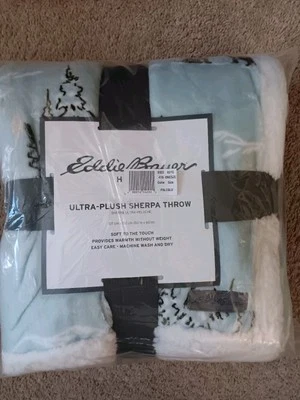 Домашняя ультраплюшевая рождественская сцена/собаки Eddie Bauer Sherpa Throw 50x60 бледно-голубой цвет - Изображение 1 из 4