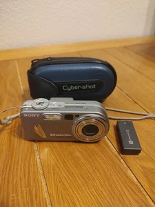 Sony Cyber-shot DSC-P10 5.0MP Digital Camera With Bat - Silver. USED No Charger  - Picture 1 of 2