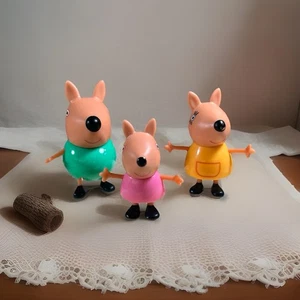 Menge 3 Peppa Pig Känguru Familie Figur Set Papa Mama und Baby Schwester - Bild 1 von 7