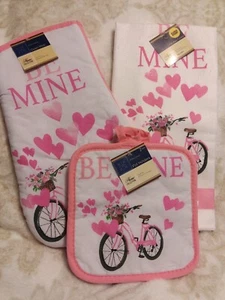 4-teiliges Valentinstag KÜCHENTUCH OFENHANDSCHUH 2 TOPFHALTER Set BE MINE Fahrrad NEU - Bild 1 von 1