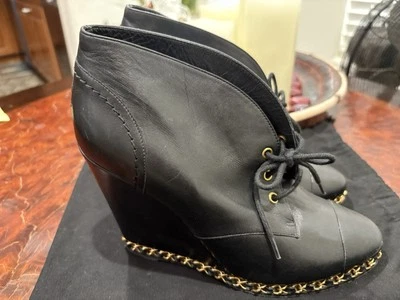 Botas Cortas Chanel Cadena Dorada Cuero Negro Tacón de Cuña 38-¡OFERTA!! Foto 1 de 4
