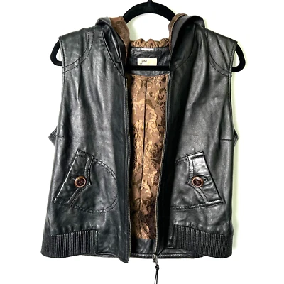 Chaleco con capucha de cuero para junio Foto 1 de 4