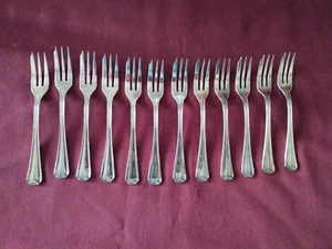 12 fourchettes a gâteau en métal argenté christofle modèle chevron - Foto 1 di 10