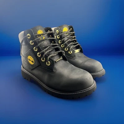 par de botas Timberland negras con detalles dorados y forro de piel sintética Foto 1 de 4