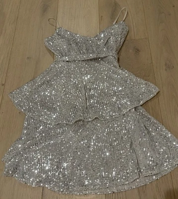 Nuevo Mini Vestido Trixxi Lentejuelas con un acabado plateado brillante. Talla M. Foto 1 de 4