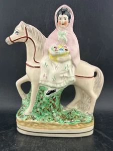 Antike englische Staffordshire Mädchen aus dem 19. Jahrhundert mit Korb Reitpferd Figur  - Bild 1 von 10