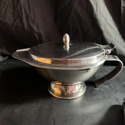 Barco de salsa de acero inoxidable Oggi con tapa adjunta 8,5 pulgadas L x 5 pulgadas H x 5 pulgadas W de colección Foto 1 de 4