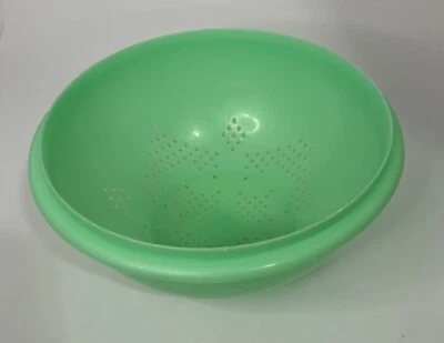 Vintage Tupperware Jadeite Green Large Footed Colander, Pasta Strainer #339-2 - Image 1 of 4