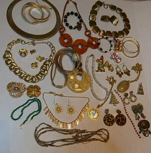 Lote de 33 piezas de joyería de moda vintage y moderna joyas usadas - Imagen 1 de 9
