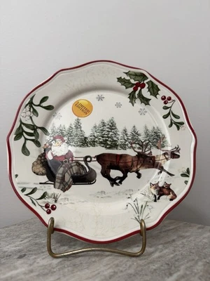 Plato de ensalada Better Homes and Gardens Heritage Winter Forest con trineo de Santa Foto 1 de 4