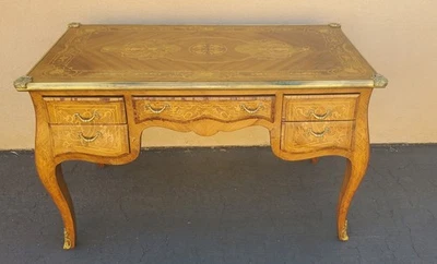 Antiguo escritorio francés Luis XV montado en Ormolu de oficina de marquetería, C 1860 Foto 1 de 4