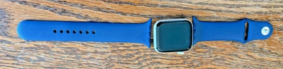 Apple Watch SE 2.ª generación 44 mm plateado con correa deportiva de mezclilla - M/L MXG53LL/A (2024) Foto 1 de 4