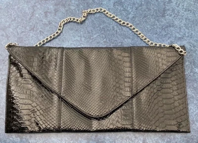 Cartera Charlotte Russe negra imitación piel de serpiente con correa de cadena plateada 14x7 Foto 1 de 4