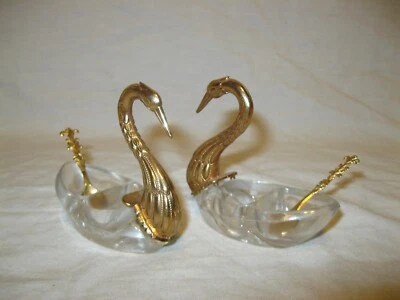 🦢 Vintage Ancienne PAIRE de SALERONS CYGNES PLASTIQUE CUILLÈRES MÉTAL DORÉ - Photo 1/4