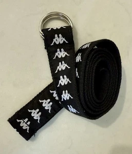 Neu mit Etikett Kappa - schwarz/weiß Logo Unisex verstellbar D Ring Banda Gürtel Größe 130/50" - Bild 1 von 9