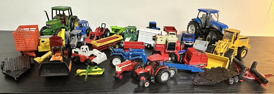 Lote de 35 tractores de juguete fundidos a presión ERTL, John Deere, Tonka, New Holland Foto 1 de 4