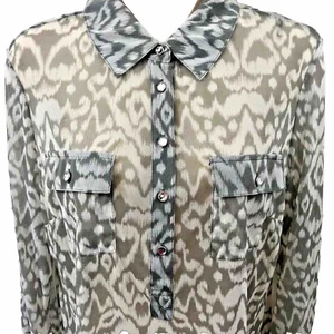 I.N.C. Blusa Top Mujer Transparente M Gris Blanco Gráfico Abstracto Bolsillo Con Botones - Imagen 1 de 12