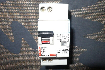 DISJONCTEUR DIFFERENTIEL 2POLES 32A 30mA TYPE AC, LEGRAND 32AMPERE 07855 PC4,5KA - Photo 1/4