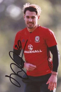 FOTO DE ACCIÓN 6x4 firmada por Tom Bradshaw de gales y barnsley + certificado de autenticidad - Imagen 1 de 1