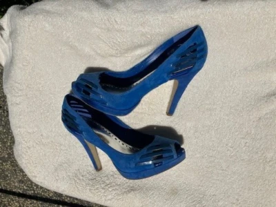 BCBG Clady Azul Real Gamuza y Patente Peep Toe Pump - Talla 10 Foto 1 de 4