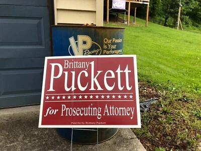 Letrero de jardín de césped al aire libre Brittany Puckett: auténtico, historia de McDowell County WV Foto 1 de 4