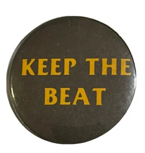 Keep The Beat 36mm Pin braun gelber Rand Read Bates Button Box 88273 Indpls 46208 - Bild 1 von 8