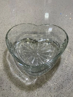 Cuenco de vidrio transparente en forma de corazón 6" Libbey? Baratija de caramelo recuerdo de San Valentín Foto 1 de 4
