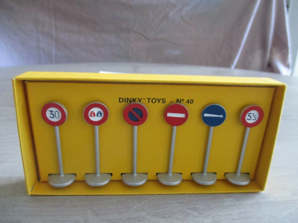 DINKY TOYS ATLAS PANNEAUX DE SIGNALISATION en boite réf 40 - Photo 1/1